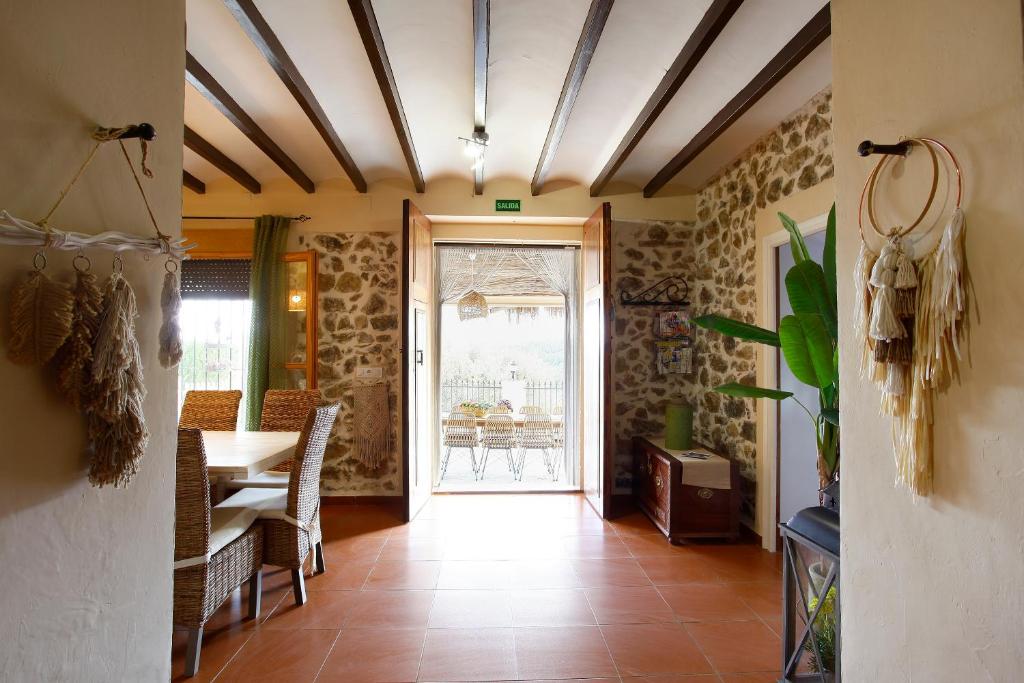 Comedor con mesa de madera y salida a la terraza