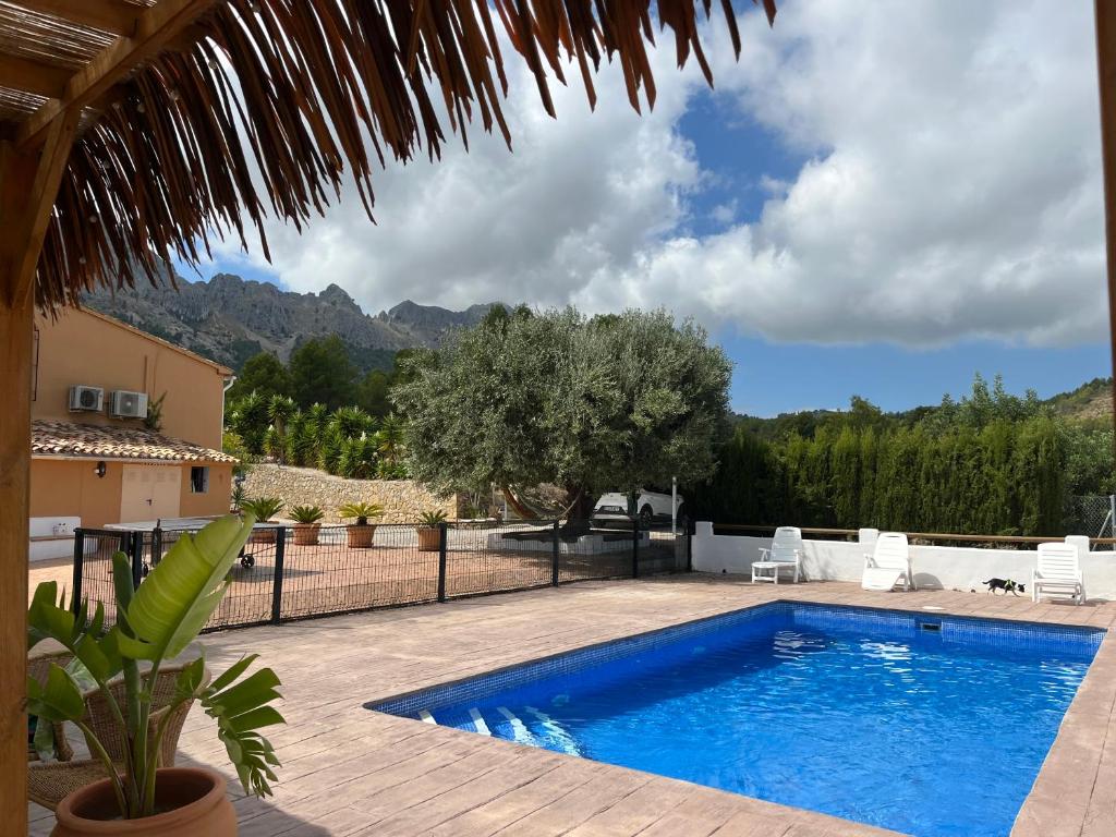 Piscina de Casa La Lloma con la Sierra de Bernia al fondo
